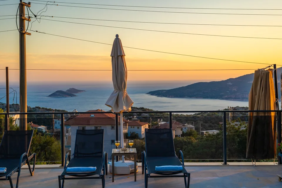 Terastan gün batımı ve deniz